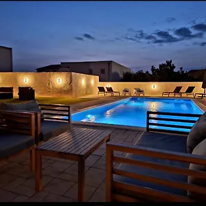 Lucy With Heated Pool & Free Private Parking Апартаменты